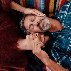 Körper an Körper empfinden Menschen regelrechte Glücksgefühle. Verantwortlich dafür sind bestimmte Botenstoffe, die bei Berührungen emotionale Bande verstärken