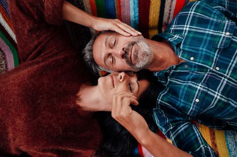 Körper an Körper empfinden Menschen regelrechte Glücksgefühle. Verantwortlich dafür sind bestimmte Botenstoffe, die bei Berührungen emotionale Bande verstärken