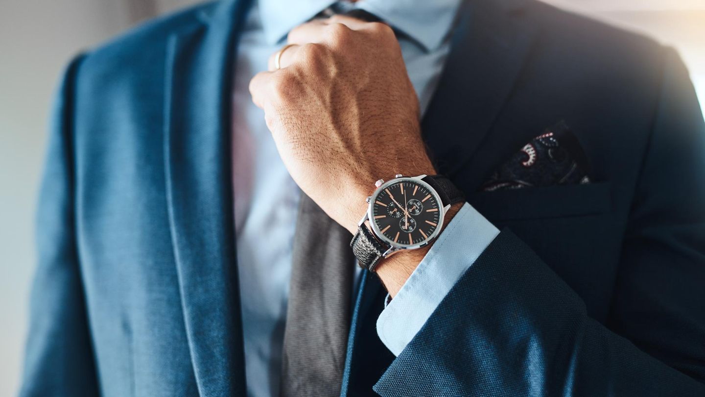 Fossil-Deal: Ein Mann trägt eine Armbanduhr