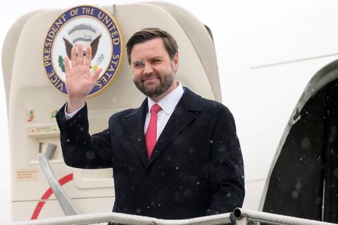 JD Vance winkt bei seiner Ankunft in München von der Flugzeugtreppe aus