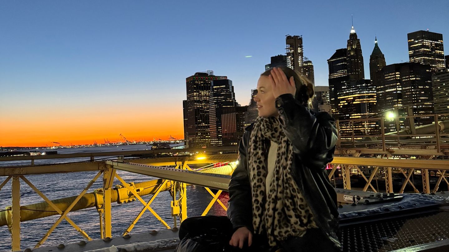 Au-Pair in New York Au-Pair-Mädchen Frida Dietrich vor der Skyline von New York