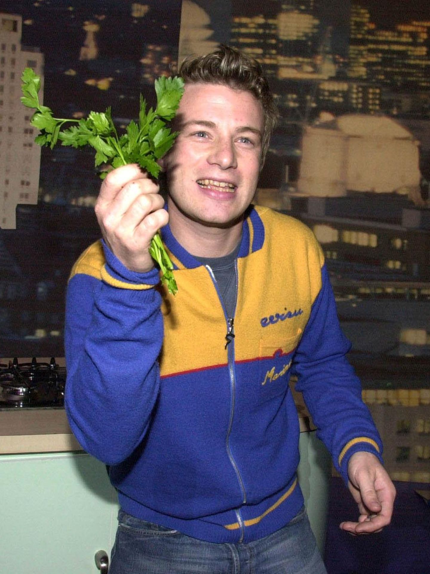 Jamie Oliver begeistert Millionen mit seinem unverwechselbaren Stil: britischer Charme, lockere Art und eine große Leidenschaft fürs gute Essen