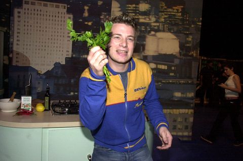 Jamie Oliver begeistert Millionen mit seinem unverwechselbaren Stil: britischer Charme, lockere Art und eine große Leidenschaft fürs gute Essen