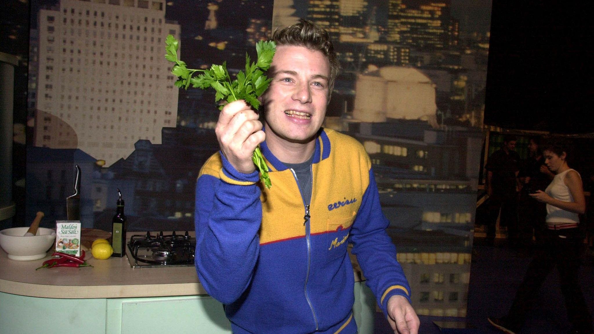 Jamie Oliver begeistert Millionen mit seinem unverwechselbaren Stil: britischer Charme, lockere Art und eine große Leidenschaft fürs gute Essen