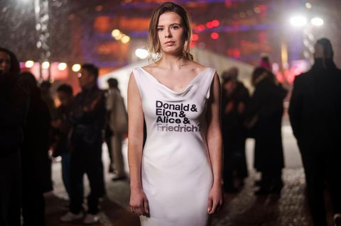 Berlinale: Luisa Neubauer mit einem beschrifteten Kleid