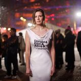 Berlinale: Luisa Neubauer mit einem beschrifteten Kleid