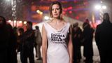 Berlinale: Luisa Neubauer mit einem beschrifteten Kleid
