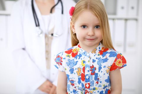 Mädchen beim Kinderarzt