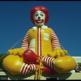 Die Clown-Figur von McDonalds: Ronald McDonald im gelben Kostüm
