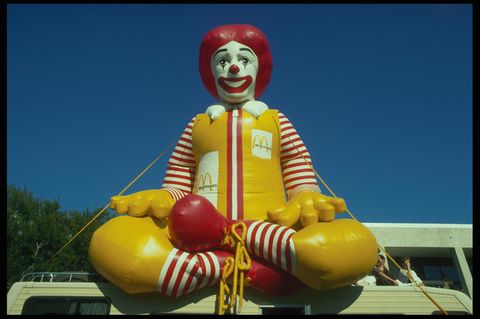 Die Clown-Figur von McDonalds: Ronald McDonald im gelben Kostüm