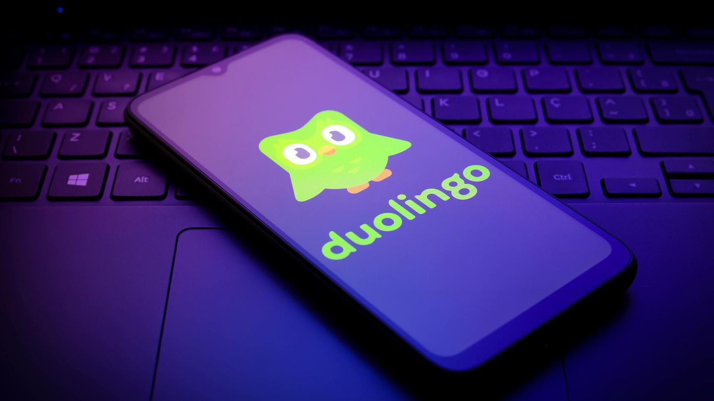 Die Duolingo App auf dem Smartphone mit der knallgrünen Eule Duo
