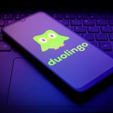 Die Duolingo App auf dem Smartphone mit der knallgrünen Eule Duo