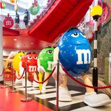 Die bunten M&M Spokecandies als große Figuren in einem Store