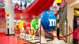 M&M "Spokecandies" Die bunten M&M Spokecandies als große Figuren in einem Store