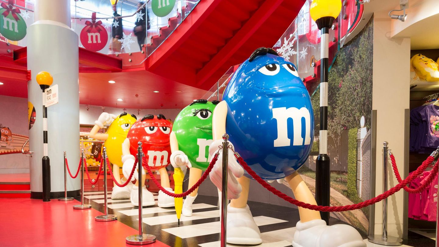 Die bunten M&M Spokecandies als große Figuren in einem Store