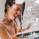 Körper-Fakten: Frau wird mit Wasser bespritzt
