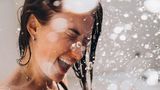 Körper-Fakten: Frau wird mit Wasser bespritzt