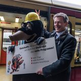 Das Maskottchen Max Maulwurf der Deutschen Bahn mit Chef Richard Lutz (r.) am Ostkreuz Berlin halten ein Schild