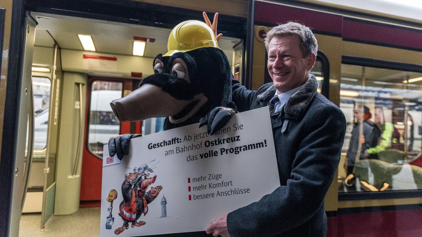 Max Maulwurf Das Maskottchen Max Maulwurf der Deutschen Bahn mit Chef Richard Lutz (r.) am Ostkreuz Berlin halten ein Schild