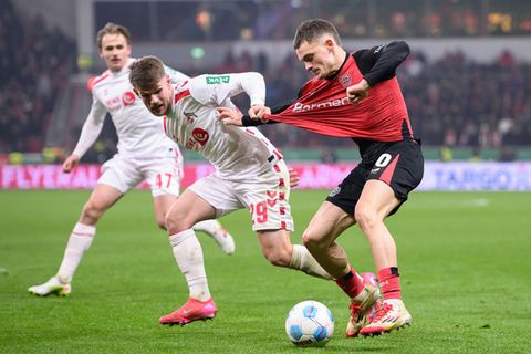 Florian Wirtz im Zweikampf mit einem Gegenspieler – Interview mit Dietmar Hamann