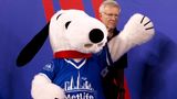 Maskottchen Snoopy mit einem MetLife T-Shirt beim NFL American Football der Herren im Jahr 2011