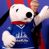 Maskottchen Snoopy mit einem MetLife T-Shirt beim NFL American Football der Herren im Jahr 2011