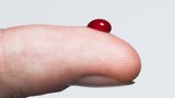 Körper-Fakten: Bluttropfen auf dem Finger Körper-Fakten: Bluttropfen auf dem Finger