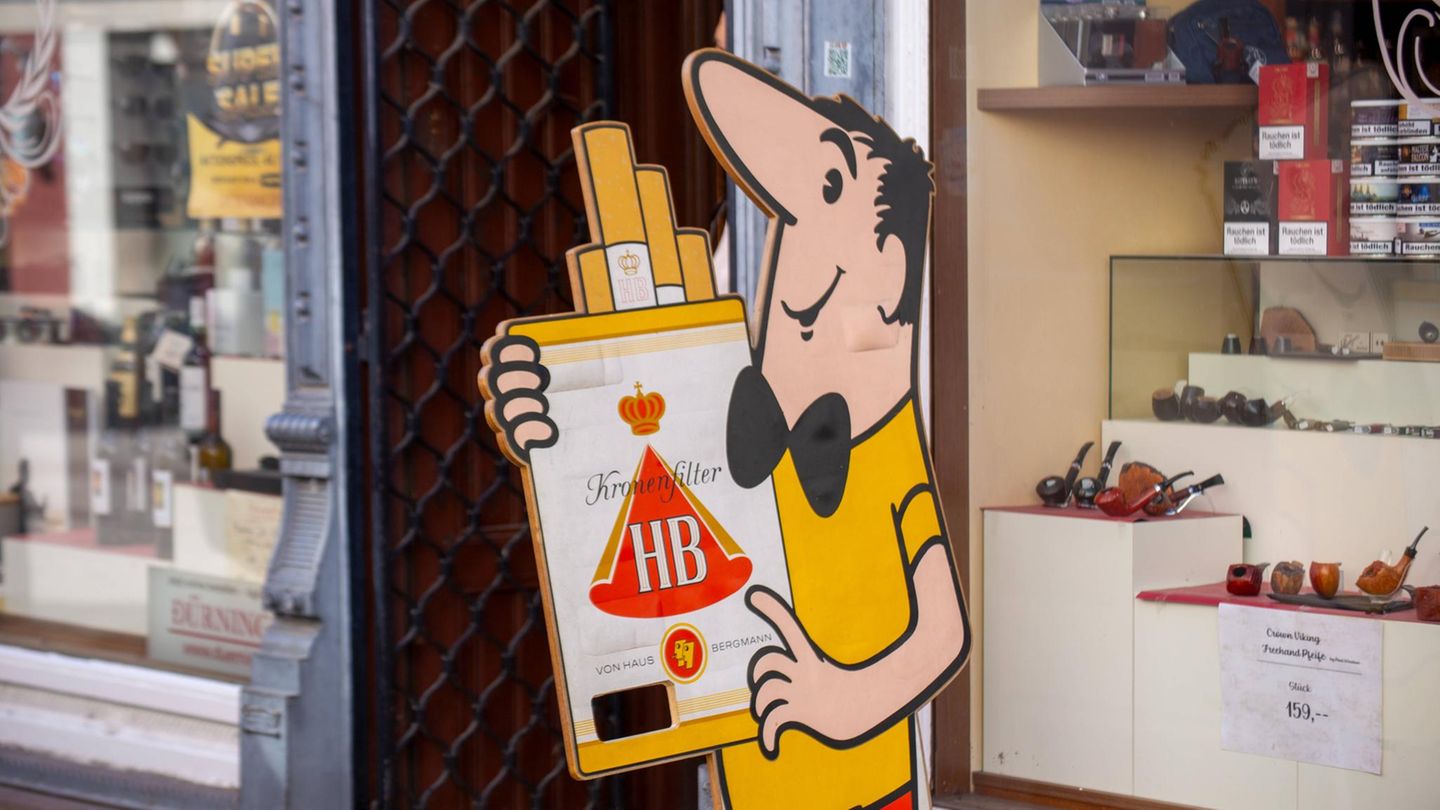 HB Männchen Ein Aufsteller des HB Männchens "Bruno", der eine übergroße Schachtel HB-Zigaretten in seinen Armen hält