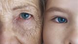 Körper-Fakten: ältere Frau und Kind mit blauen Augen, Gesicht an Gesicht