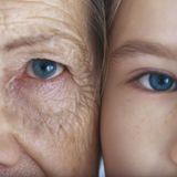 Körper-Fakten: ältere Frau und Kind mit blauen Augen, Gesicht an Gesicht