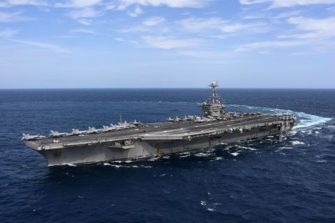 Der Flugzeuträger "USS Harry S. Truman"  kann etwa 90 Flugzeuge aufnehmen