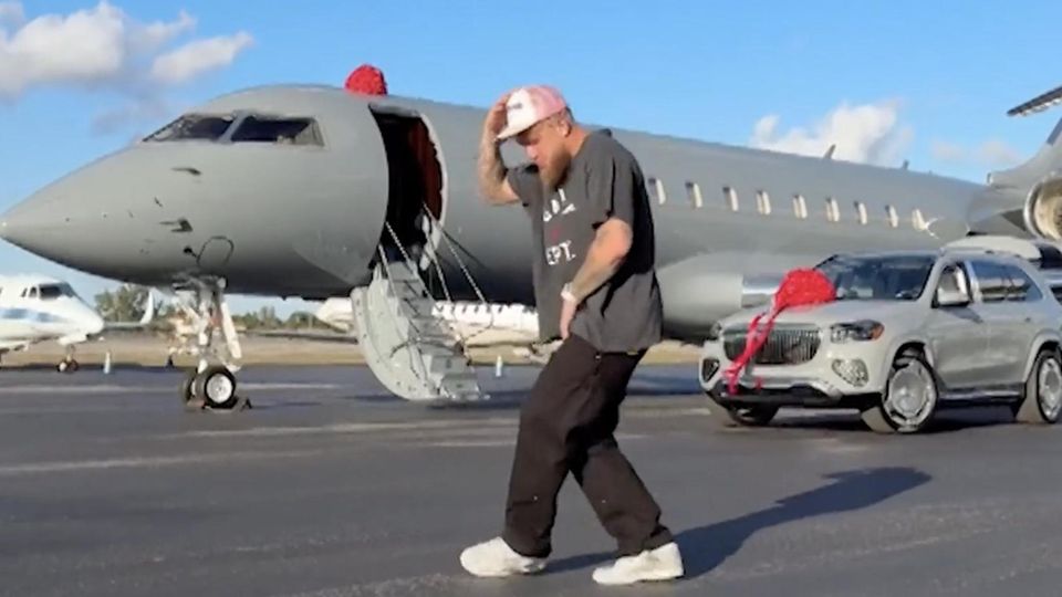 Boxer Jake Paul tanzt vor seinem neuen Privatjet und Maybach-SUV