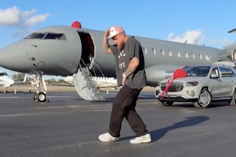 Boxer Jake Paul tanzt vor seinem neuen Privatjet und Maybach-SUV