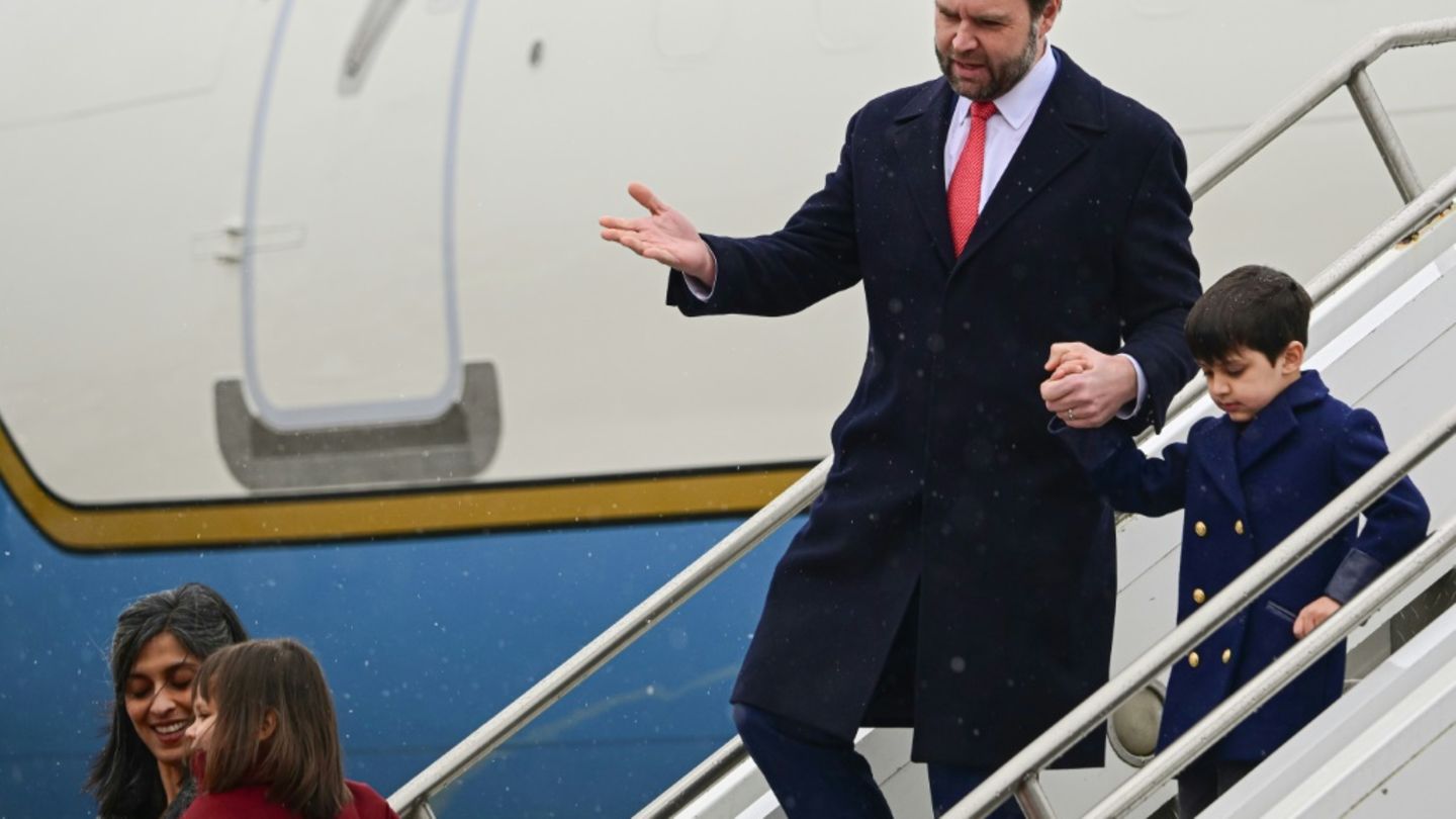 JD Vance mit seiner Familie bei der Ankunft in München