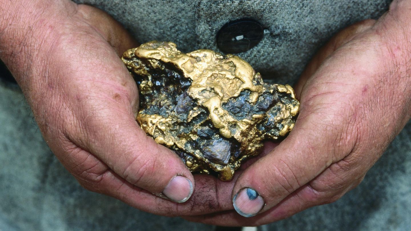 Körper-Fakten:  Großes Goldnugget in Händen gehalten Körper-Fakten:  Großes Goldnugget in Händen gehalten