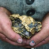 Körper-Fakten:  Großes Goldnugget in Händen gehalten