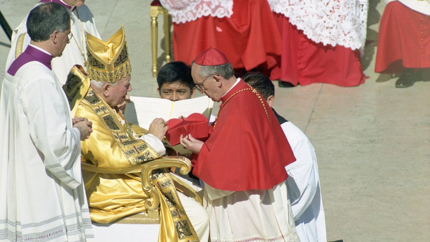 Papst Johannes Paul II. (Karol Wojtyła) ernennt Jorge Mario Bergoglio 2001 zum Kardinal auf dem Petersplatz in Vatikanstadt