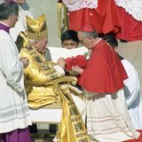 Papst Johannes Paul II. (Karol Wojtyła) ernennt Jorge Mario Bergoglio 2001 zum Kardinal auf dem Petersplatz in Vatikanstadt