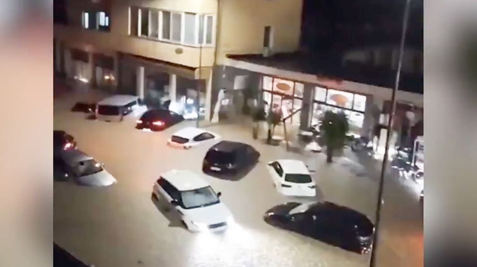 Eine Straßen auf Elba versinkt unter Wasser. Viele Autos schwimmen in den Wassermassen