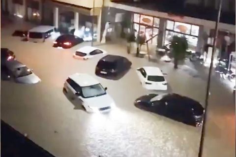 Eine Straßen auf Elba versinkt unter Wasser. Viele Autos schwimmen in den Wassermassen