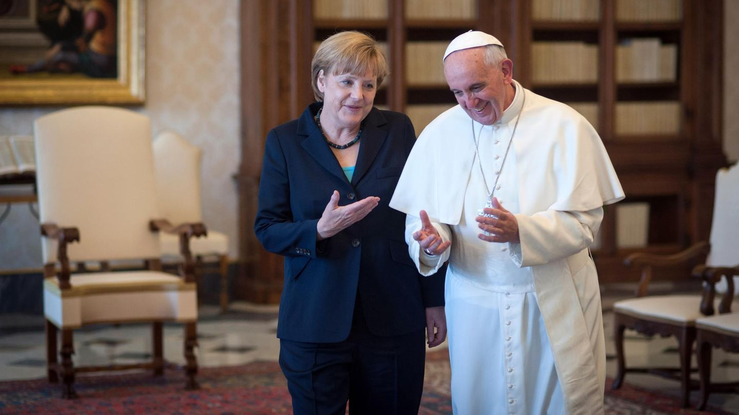 Bundeskanzlerin Angela Merkel unterhält sich mit Papst Franziskus