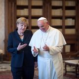 Bundeskanzlerin Angela Merkel unterhält sich mit Papst Franziskus
