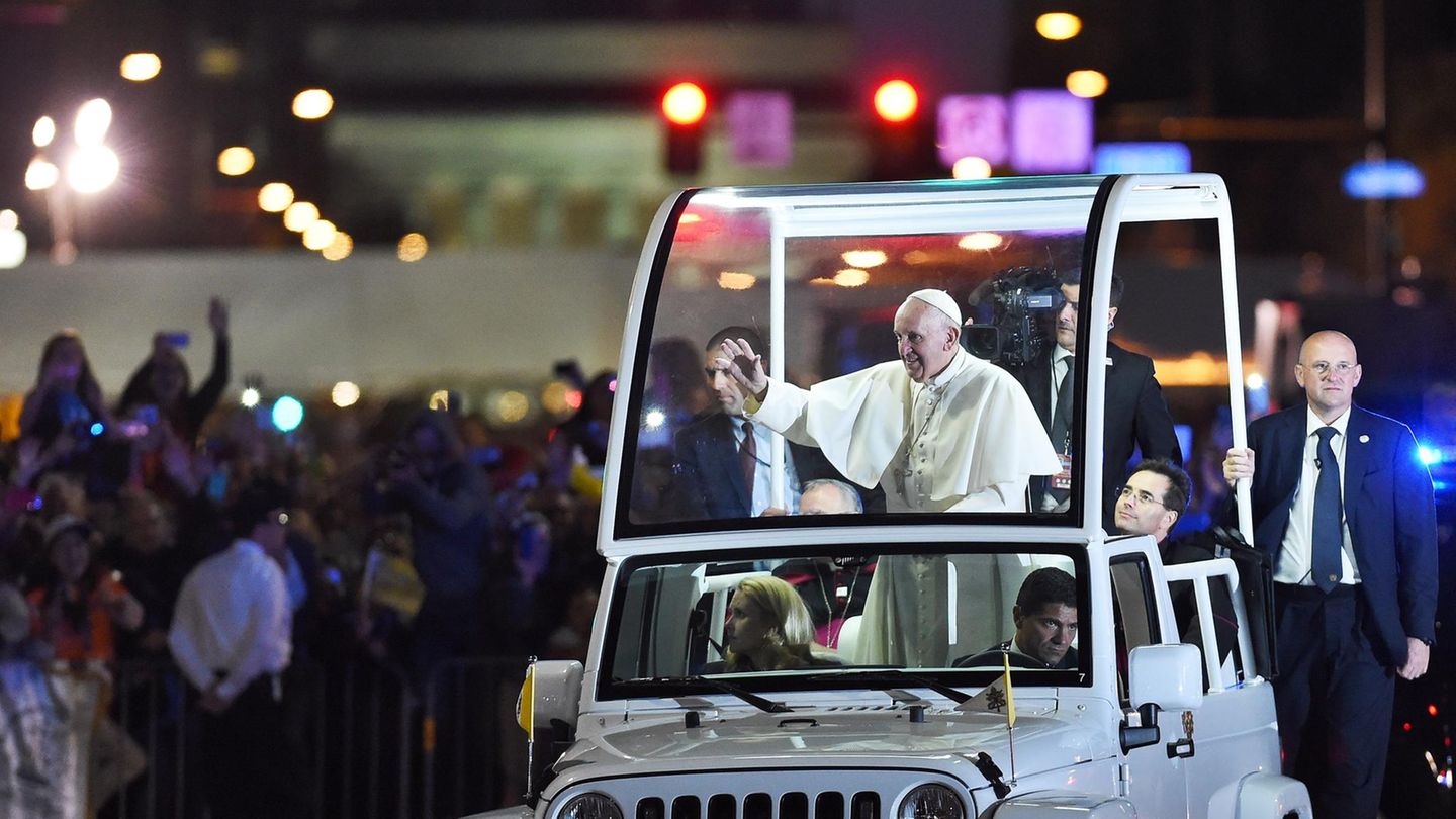 Papst Franziskus grüßt die Menge auf dem Weg zum "Festival der Familien" 2015 in Philadelphia, im US-Staat Pennsylvania