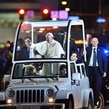 Papst Franziskus grüßt die Menge auf dem Weg zum "Festival der Familien" 2015 in Philadelphia, im US-Staat Pennsylvania
