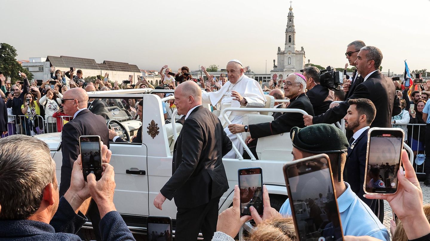 Zum zweiten Mal in seinem Pontifikat pilgert Papst Franziskus zum Heiligtum "Unserer Lieben Frau von Fatima" Zum zweiten Mal in seinem Pontifikat pilgert Papst Franziskus zum Heiligtum "Unserer Lieben Frau von Fatima"