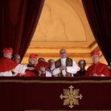 Der neue Papst Franziskus grüßt die Gläubigen von der zentralen Loggia des Petersdoms am 13. März 2013