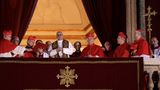 Der neue Papst Franziskus grüßt die Gläubigen von der zentralen Loggia des Petersdoms am 13. März 2013