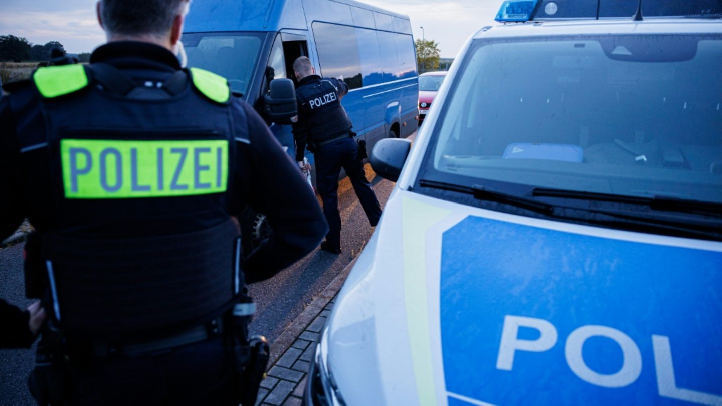 Bundespolizisten bei Fahrzeugkontrolle