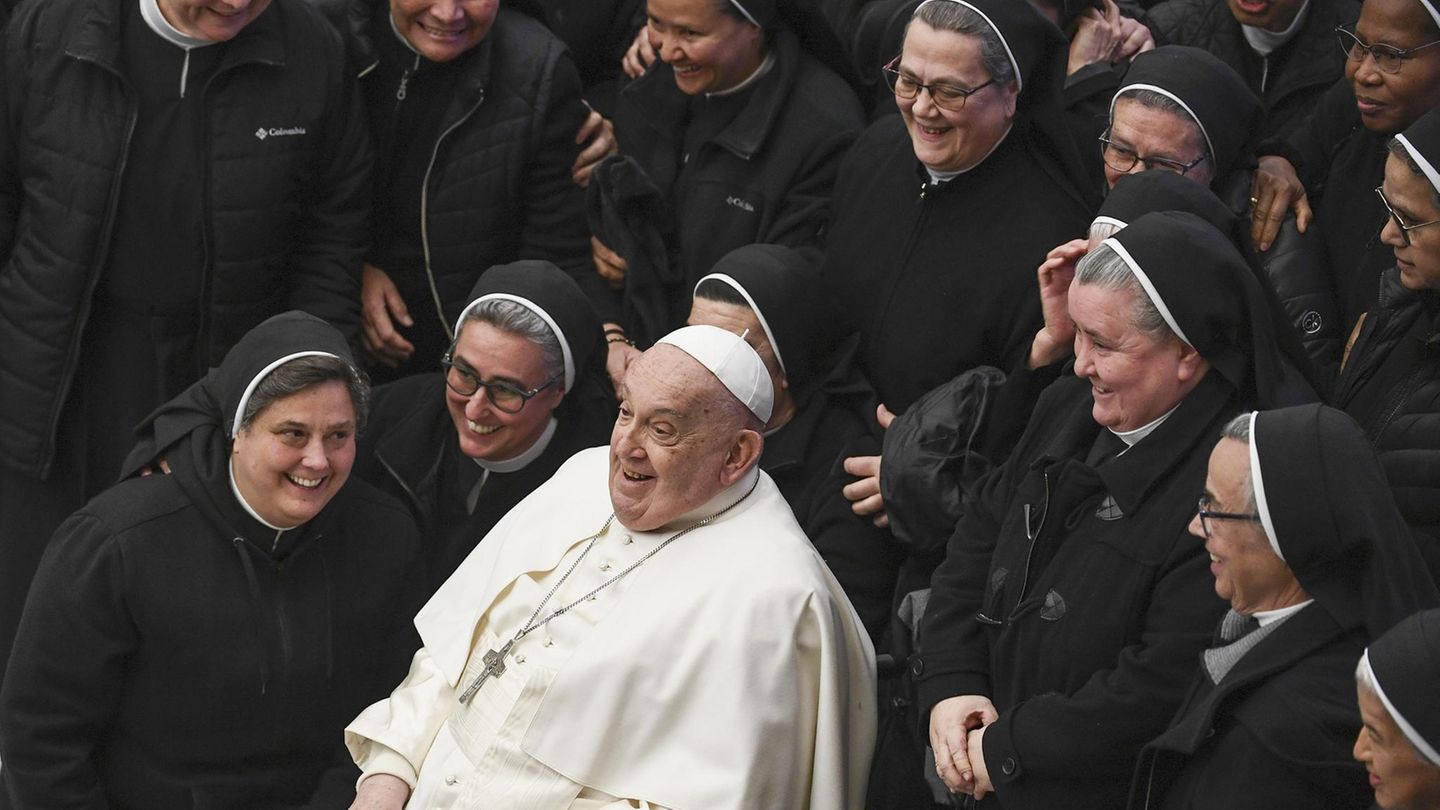 Papst Franziskus posiert mit einer Gruppe von Nonnen am Ende seiner wöchentlichen Generalaudienz