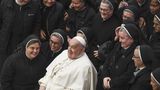 Papst Franziskus posiert mit einer Gruppe von Nonnen am Ende seiner wöchentlichen Generalaudienz
